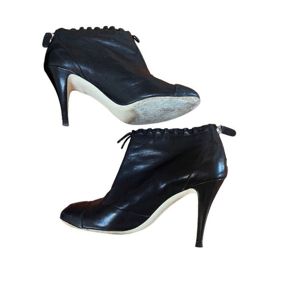 Chanel Interlocked CC Cap Toe Black Leather Ruffle Bow Ankle Boot Heels 38.5 - Picture 14 of 15